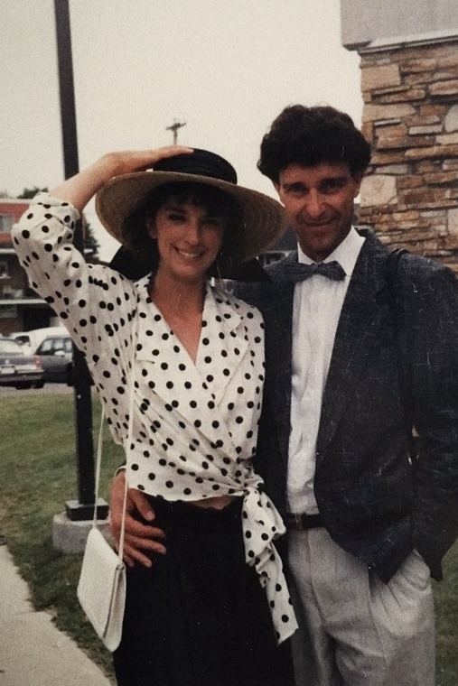 Josée en blouse à pois et canotier, la main sur son chapeau, avec un homme à nœud papillon.